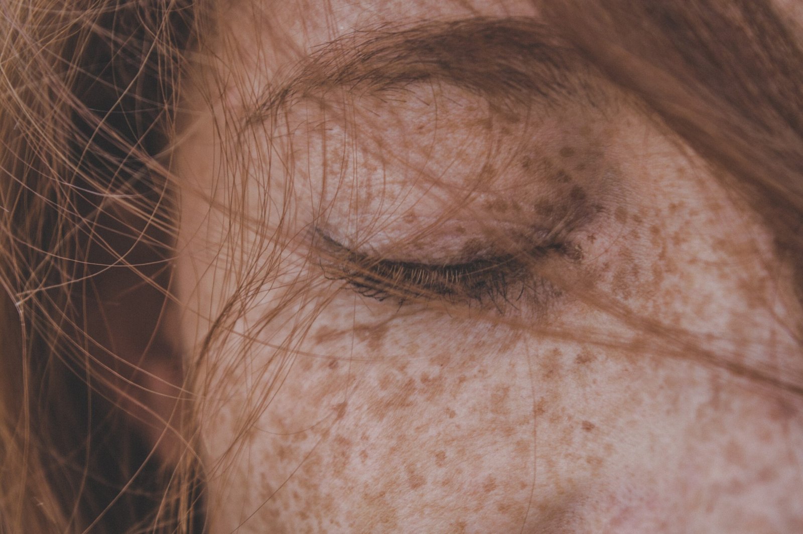 Greta Lee Embraces Her Natural Freckles